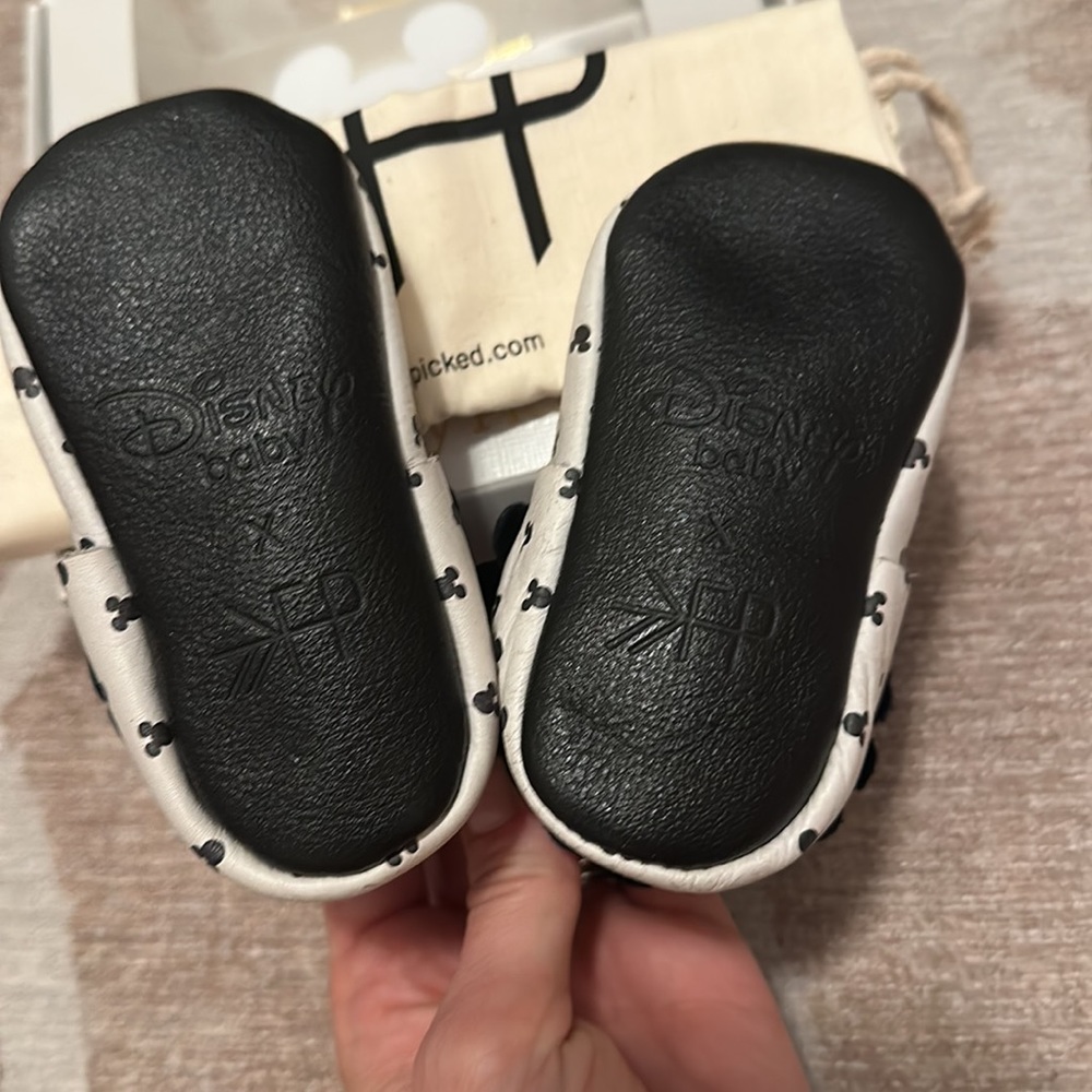 Freshly Picked Minnie bow moccasins - Picture 5 of 6